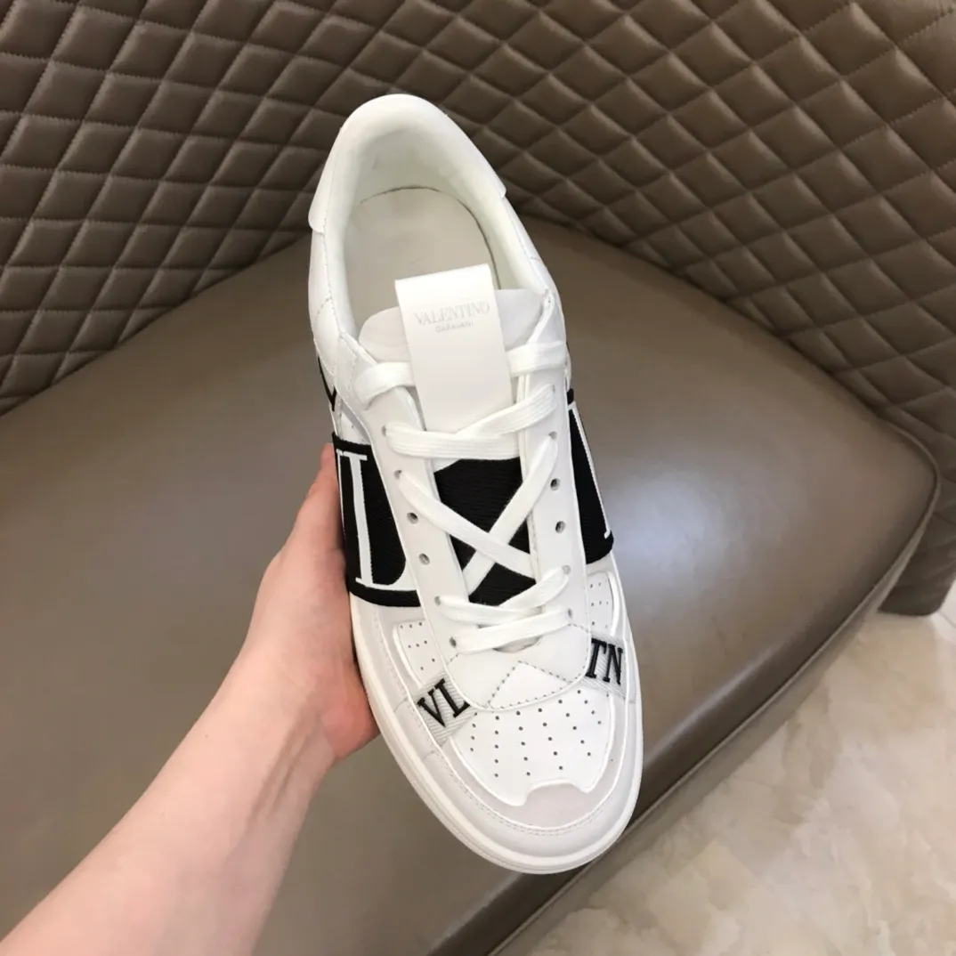 p440 "Valentin*" new spring and summer calfskin lace-up sneakers. No man should be able to refuse these shoes. The classic color scheme is so handsome! Purchase a high-precision replica of the original version to instantly sell off the market currency! 6 VLTN logo rubber effect straps - Valentino Garavani Logo printed on the back and tongue, all materials are customized to ensure quality! Size: 38-44